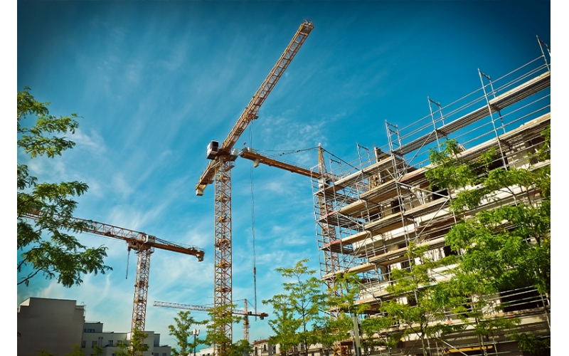 建筑施工項(xiàng)目管理項(xiàng)目是建筑施工企業(yè)最基本的業(yè)務(wù)單元，企業(yè)開(kāi)展數(shù)字化轉(zhuǎn)型要以項(xiàng)目為基石，緊緊圍繞不同項(xiàng)目類(lèi)型、階段、業(yè)務(wù)全場(chǎng)景開(kāi)展，最終實(shí)現(xiàn)企業(yè)數(shù)字化轉(zhuǎn)型升級(jí)。隨著工程建設(shè)項(xiàng)目投資規(guī)模增長(zhǎng)，建筑物形式多樣、體量大、結(jié)構(gòu)復(fù)雜，同時(shí)建筑施工周期長(zhǎng)，使用的材料品種多，耗用量大。建筑施工項(xiàng)目管理主要呈現(xiàn)以下特點(diǎn)。覆蓋面廣建筑施工項(xiàng)目管理綜合性強(qiáng)、涉及面廣，需要工程、商務(wù)、技術(shù)等部門(mén)多方協(xié)同，同時(shí)還涉及建筑、